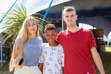 Las piscinas de Artica acogieron este año al circo italiano de los hermanos Rossi, que contó con multitud de funciones dirigidas a toda la familia. El exotismo de la selva primigenia fue el hilo conductor del espectáculo, en el que se exhibieron técnicas de circo al ritmo étnico de la mano de acróbatas y bailarinas. Los payasos pusieron el toque de humor a la función.