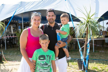Las piscinas de Artica acogieron este año al circo italiano de los hermanos Rossi, que contó con multitud de funciones dirigidas a toda la familia. El exotismo de la selva primigenia fue el hilo conductor del espectáculo, en el que se exhibieron técnicas de circo al ritmo étnico de la mano de acróbatas y bailarinas. Los payasos pusieron el toque de humor a la función.