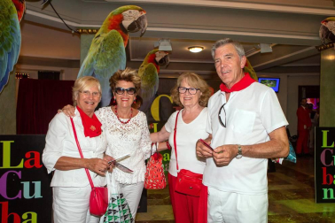 Pamplona ha sido la parada de la última obra de la compañía de teatro La Cubana, coincidiendo con los Sanfermines. El Teatro Gayarre fue la sede de interpretación de 'Adiós Arturo', una colorida comedia musical que a pesar de dar protagonismo a los entierros y funerales, no dejó de sorprender y hacer reír al público pamplonés.
