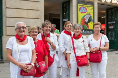Pamplona ha sido la parada de la última obra de la compañía de teatro La Cubana, coincidiendo con los Sanfermines. El Teatro Gayarre fue la sede de interpretación de 'Adiós Arturo', una colorida comedia musical que a pesar de dar protagonismo a los entierros y funerales, no dejó de sorprender y hacer reír al público pamplonés.