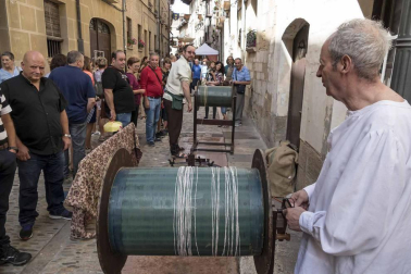 Imagen del mercado, público y artesanía presentes durante la Semana Medieval de Estella