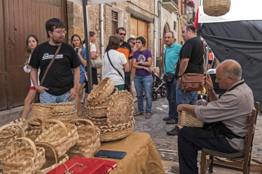 Imagen del mercado, público y artesanía presentes durante la Semana Medieval de Estella