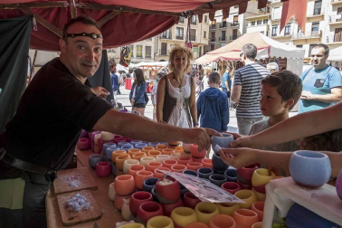 Imagen del mercado, público y artesanía presentes durante la Semana Medieval de Estella