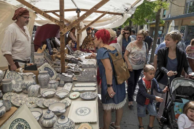 Imagen del mercado, público y artesanía presentes durante la Semana Medieval de Estella