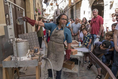 Imagen del mercado, público y artesanía presentes durante la Semana Medieval de Estella