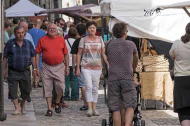 Imagen del mercado, público y artesanía presentes durante la Semana Medieval de Estella