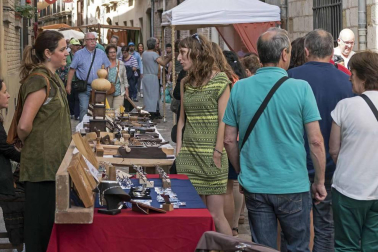 Imagen del mercado, público y artesanía presentes durante la Semana Medieval de Estella