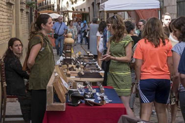 Imagen del mercado, público y artesanía presentes durante la Semana Medieval de Estella