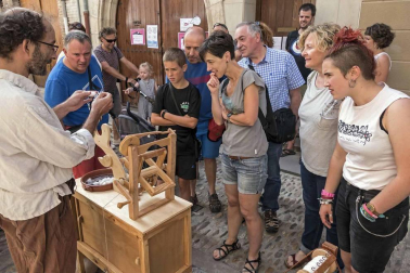Imagen del mercado, público y artesanía presentes durante la Semana Medieval de Estella