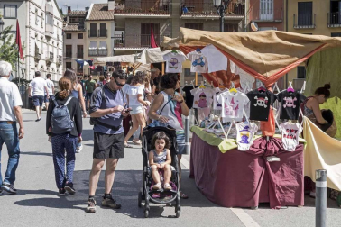Imagen del mercado, público y artesanía presentes durante la Semana Medieval de Estella