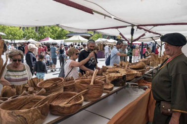 Imagen del mercado, público y artesanía presentes durante la Semana Medieval de Estella