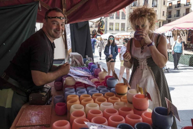 Imagen del mercado, público y artesanía presentes durante la Semana Medieval de Estella