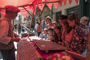 Imagen del mercado, público y artesanía presentes durante la Semana Medieval de Estella