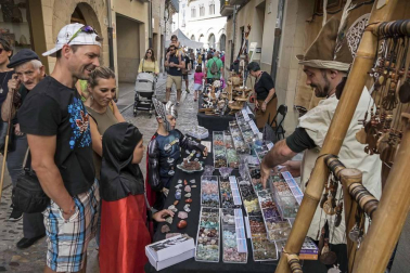 Imagen del mercado, público y artesanía presentes durante la Semana Medieval de Estella