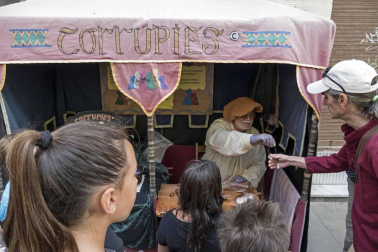 Imagen del mercado, público y artesanía presentes durante la Semana Medieval de Estella