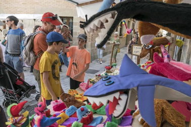 Imagen del mercado, público y artesanía presentes durante la Semana Medieval de Estella