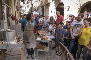 Imagen del mercado, público y artesanía presentes durante la Semana Medieval de Estella