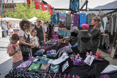 Imagen del mercado, público y artesanía presentes durante la Semana Medieval de Estella