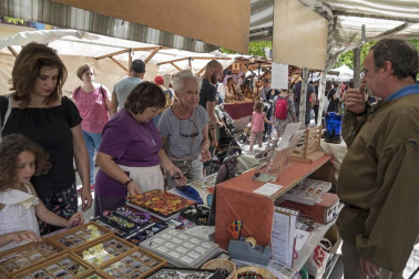 Imagen del mercado, público y artesanía presentes durante la Semana Medieval de Estella