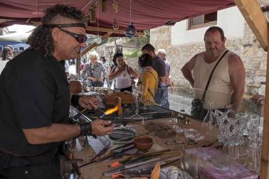 Imagen del mercado, público y artesanía presentes durante la Semana Medieval de Estella