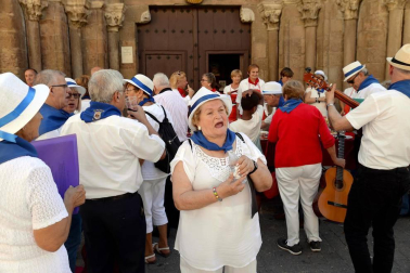 Auroros de localidades de toda la Comunidad foral se han concentrado este domingo en Sangüesa y Cáseda en su cita anual.