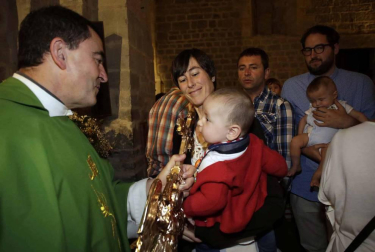 El santuario de San Miguel de Aralar abre sus puertas a los niños en la tradicional ceremonia presentación al Arcángel. El acto se desarrollá en el marco de la misa mayor de 12.30 horas.