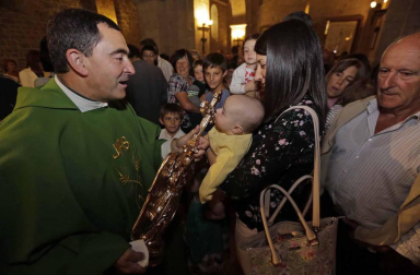El santuario de San Miguel de Aralar abre sus puertas a los niños en la tradicional ceremonia presentación al Arcángel. El acto se desarrollá en el marco de la misa mayor de 12.30 horas.
