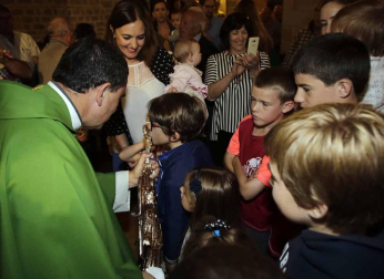 El santuario de San Miguel de Aralar abre sus puertas a los niños en la tradicional ceremonia presentación al Arcángel. El acto se desarrollá en el marco de la misa mayor de 12.30 horas.