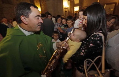 El santuario de San Miguel de Aralar abre sus puertas a los niños en la tradicional ceremonia presentación al Arcángel. El acto se desarrollá en el marco de la misa mayor de 12.30 horas.