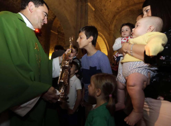 El santuario de San Miguel de Aralar abre sus puertas a los niños en la tradicional ceremonia presentación al Arcángel. El acto se desarrollá en el marco de la misa mayor de 12.30 horas.