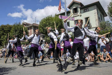 Celebración de la tradicional fiesta por las calles de Elizondo.