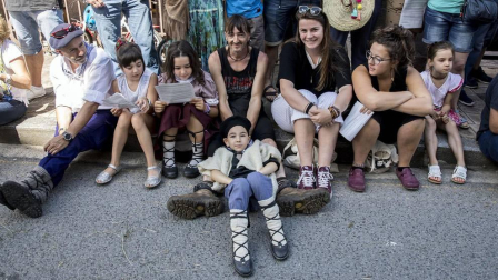 Celebración de la tradicional fiesta por las calles de Elizondo.
