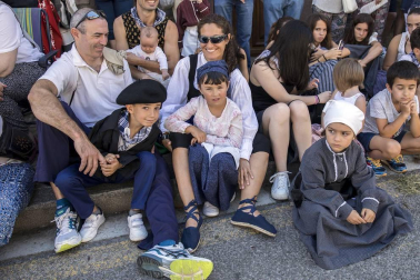 Celebración de la tradicional fiesta por las calles de Elizondo.