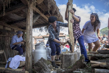 Celebración de la tradicional fiesta por las calles de Elizondo.