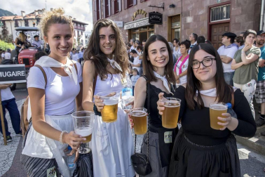 Celebración de la tradicional fiesta por las calles de Elizondo.