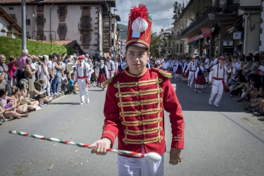 Celebración de la tradicional fiesta por las calles de Elizondo.