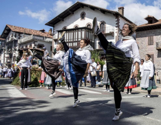 Celebración de la tradicional fiesta por las calles de Elizondo.