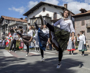 Celebración de la tradicional fiesta por las calles de Elizondo.