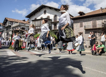 Celebración de la tradicional fiesta por las calles de Elizondo.