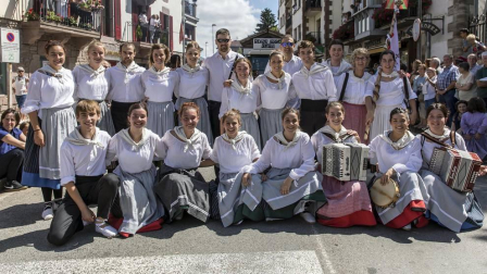 Celebración de la tradicional fiesta por las calles de Elizondo.