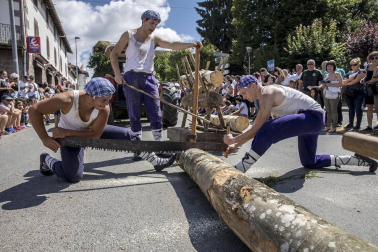 Celebración de la tradicional fiesta por las calles de Elizondo.
