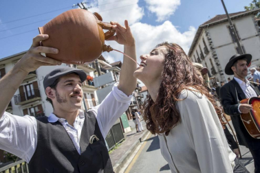 Celebración de la tradicional fiesta por las calles de Elizondo.
