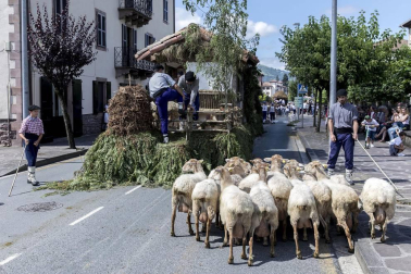 Celebración de la tradicional fiesta por las calles de Elizondo.