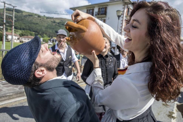Celebración de la tradicional fiesta por las calles de Elizondo.