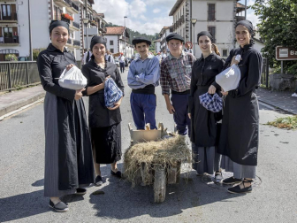 Celebración de la tradicional fiesta por las calles de Elizondo.