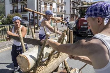Celebración de la tradicional fiesta por las calles de Elizondo.