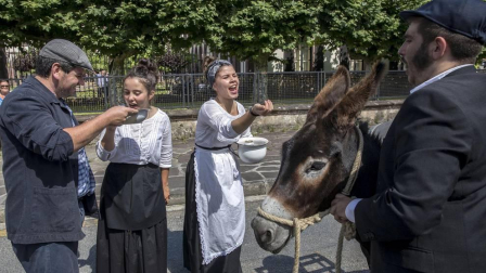 Celebración de la tradicional fiesta por las calles de Elizondo.