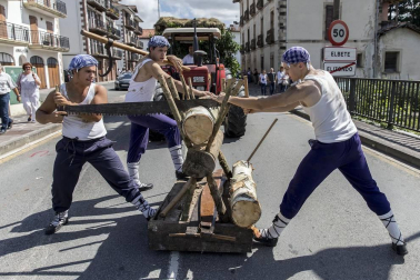 Celebración de la tradicional fiesta por las calles de Elizondo.