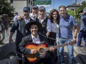 Celebración de la tradicional fiesta por las calles de Elizondo.
