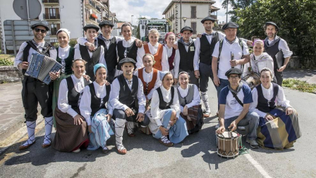 Celebración de la tradicional fiesta por las calles de Elizondo.